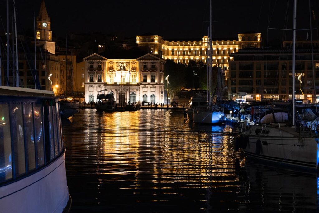 Une vue nocturne du port de Marseille